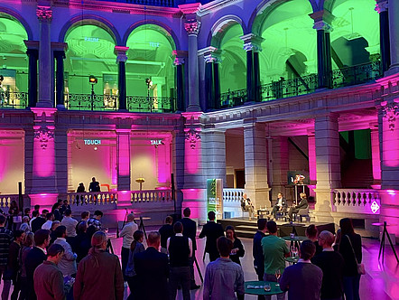 Das Museum für Kommunikation in rosa, grün und blau angestrahlt