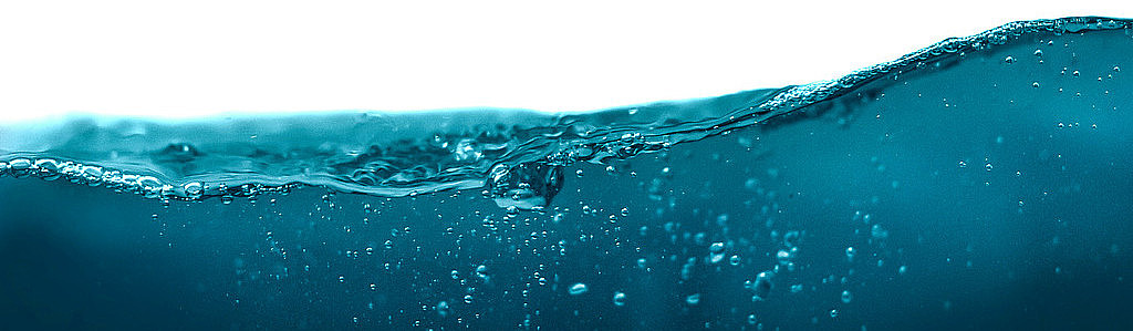 Eine Wasserwelle mit Luftblasen im Wasser