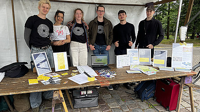 Das sechsköpfige Team von Digital GreenTech am Stand auf dem Umweltfestival
