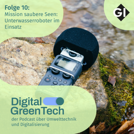 Ein Mikrofon am Rand eines Gewässers. Dazu Titel und Logo des Digital GreenTech Podcasts.