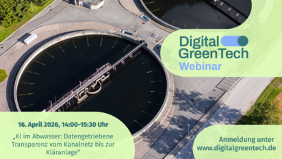 Luftaufnahme einer Kläranlage mit Hinweis auf das „Digital GreenTech Webinar“ am 16. April 2026 zum Thema KI im Abwasser.