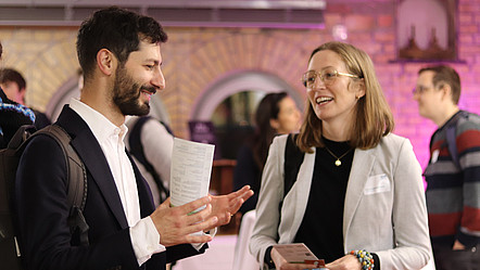 Prof. Dr. Katharina Teuber im Gespräch mit einem Teilnehmer